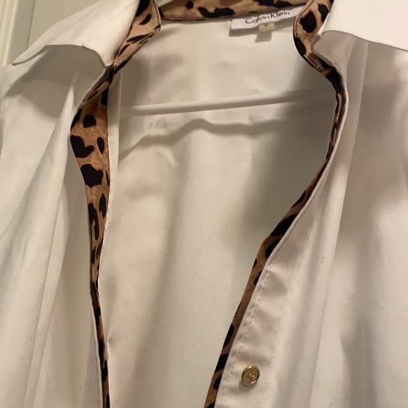White button down Calvin Klein top with leopard trim - Picture 3 of 3